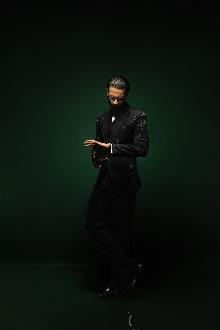 Obsidian éclat – the Linear Handwork Tuxedo