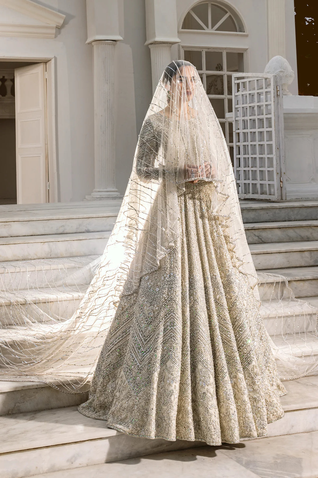 Pakistani wedding dress Pearl white long tail Veil Pakistani wedding dress Pearl white long tail Veil