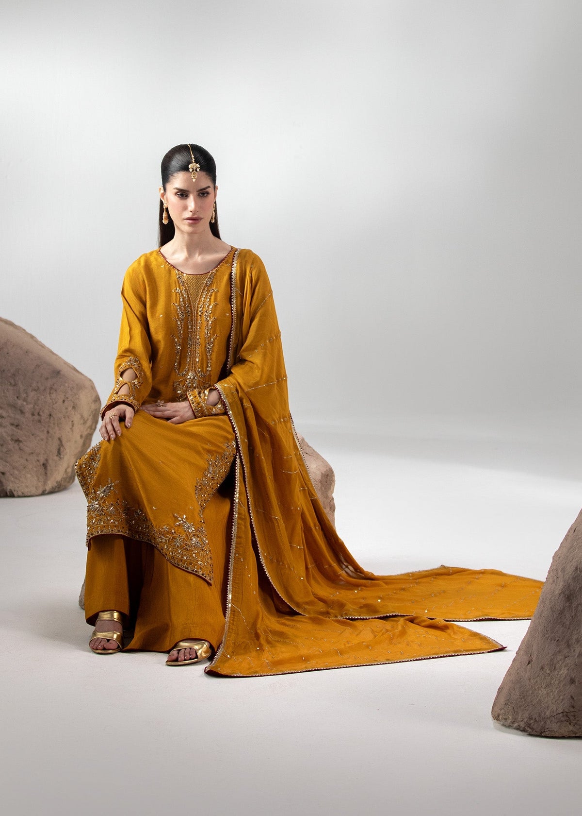 2659A Embroidered 3 Piece