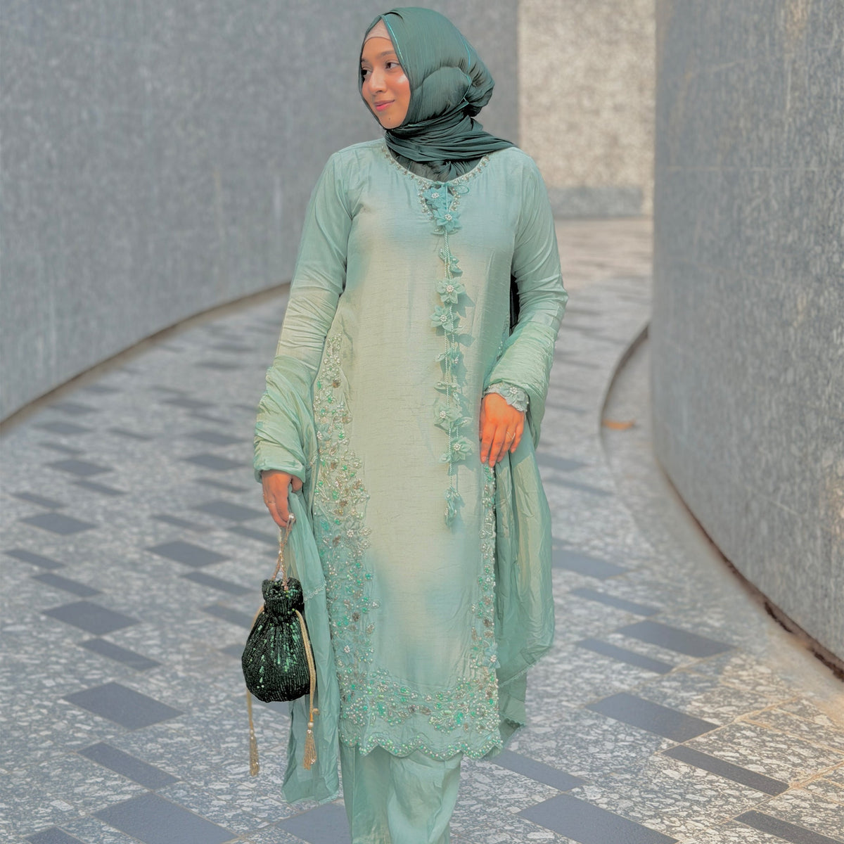 2586A Embroidered 3 Piece