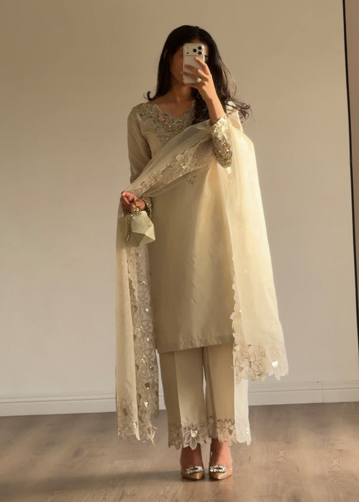 2582A Embroidered 3 Piece