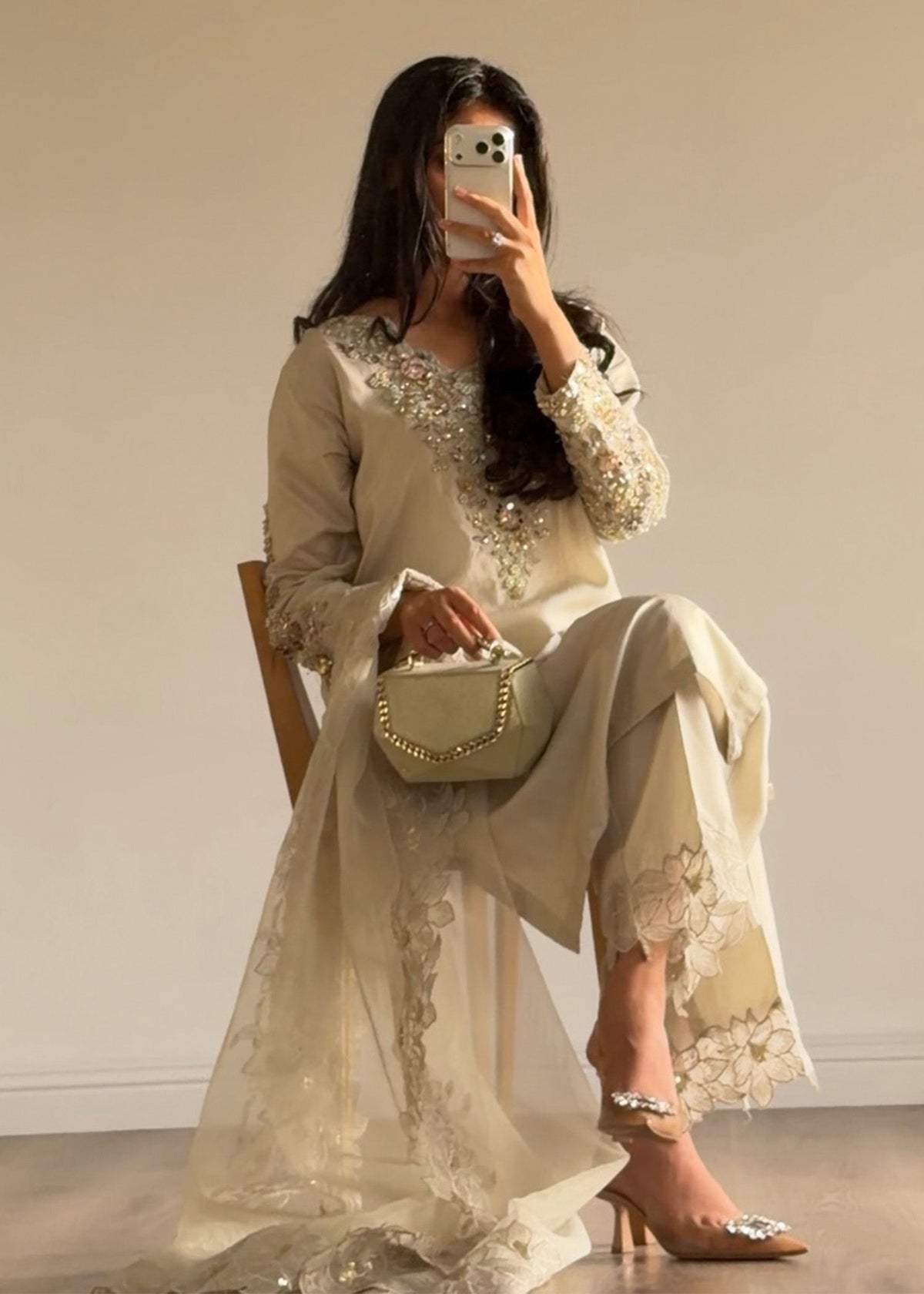 2582A Embroidered 3 Piece